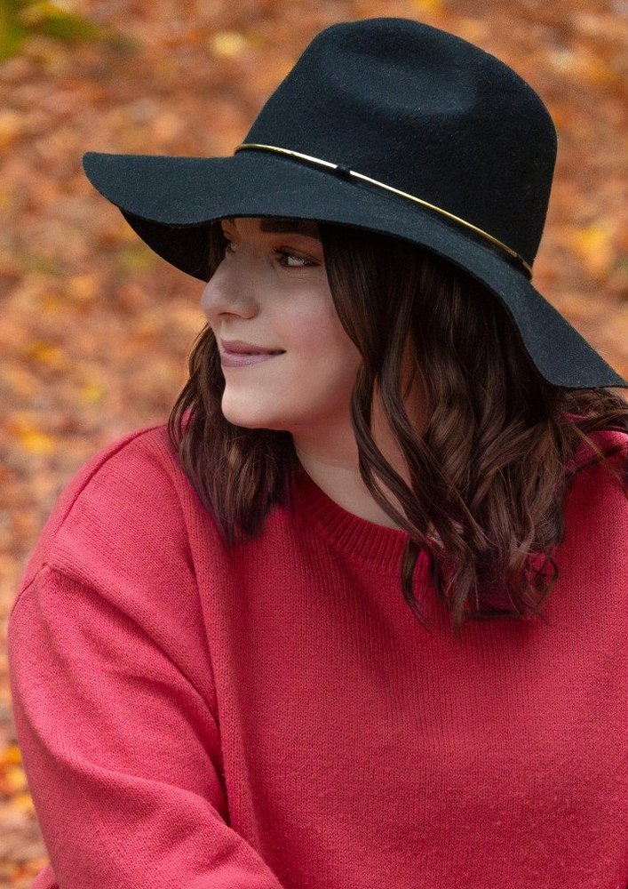 Portrait chapeau et pull automnal